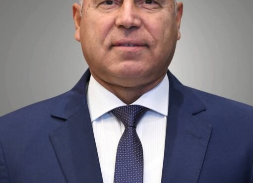 وزير الصناعة يصل مسقط على رأس وفد أعمال للمشاركة بمنتدى الأعمال المصري-العُماني