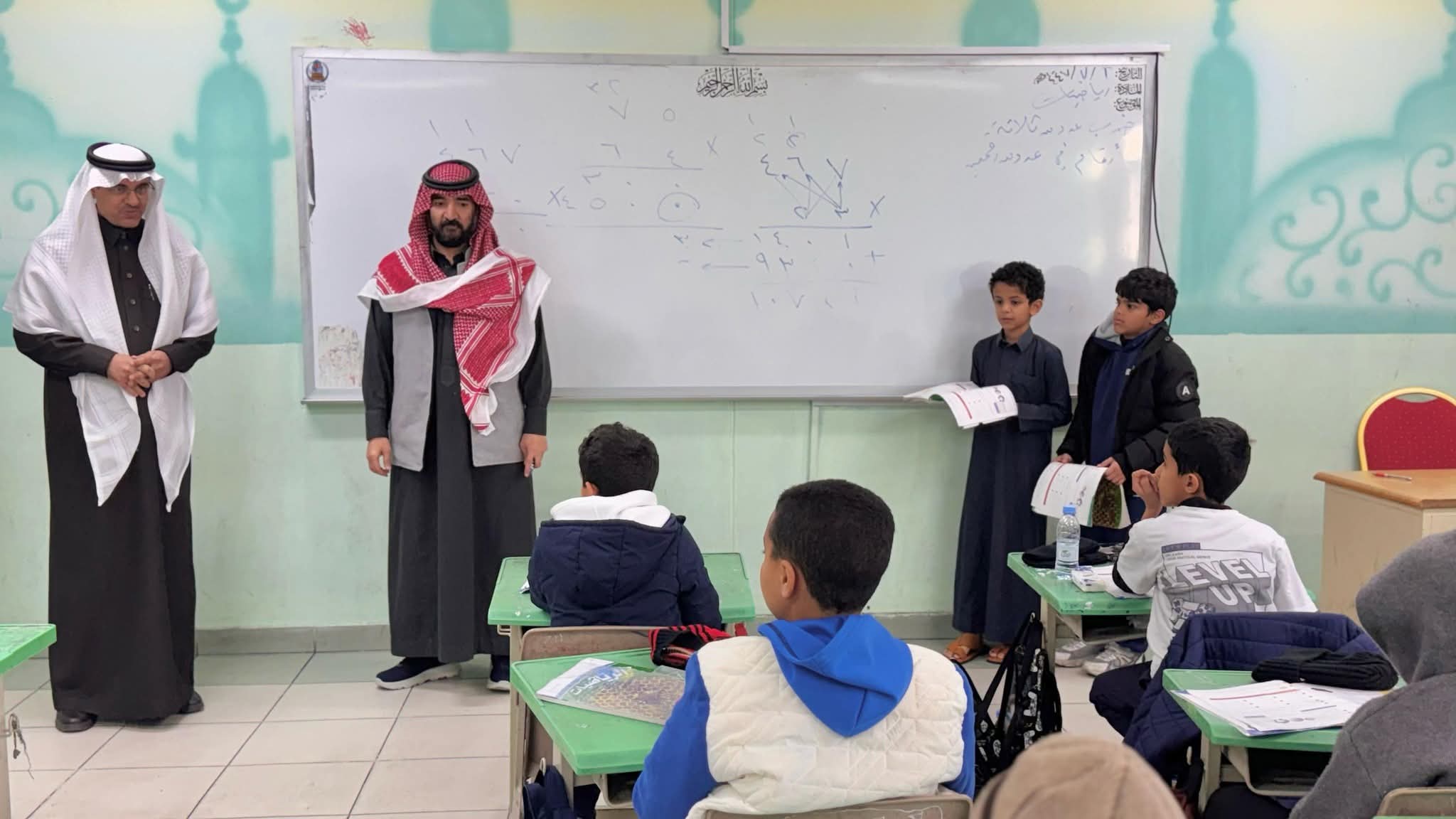 في إطار دعم المدارس والوقوف على سير الدراسة، مدير عام تعليم الطائف يزور عدداً من المدارس