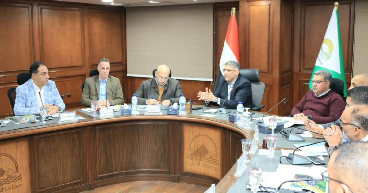 محافظ الجيزة يعقد لقاءً موسعًا مع رؤساء الأحياء رفع كفاءة 74 نفقًا أسفل الطريق