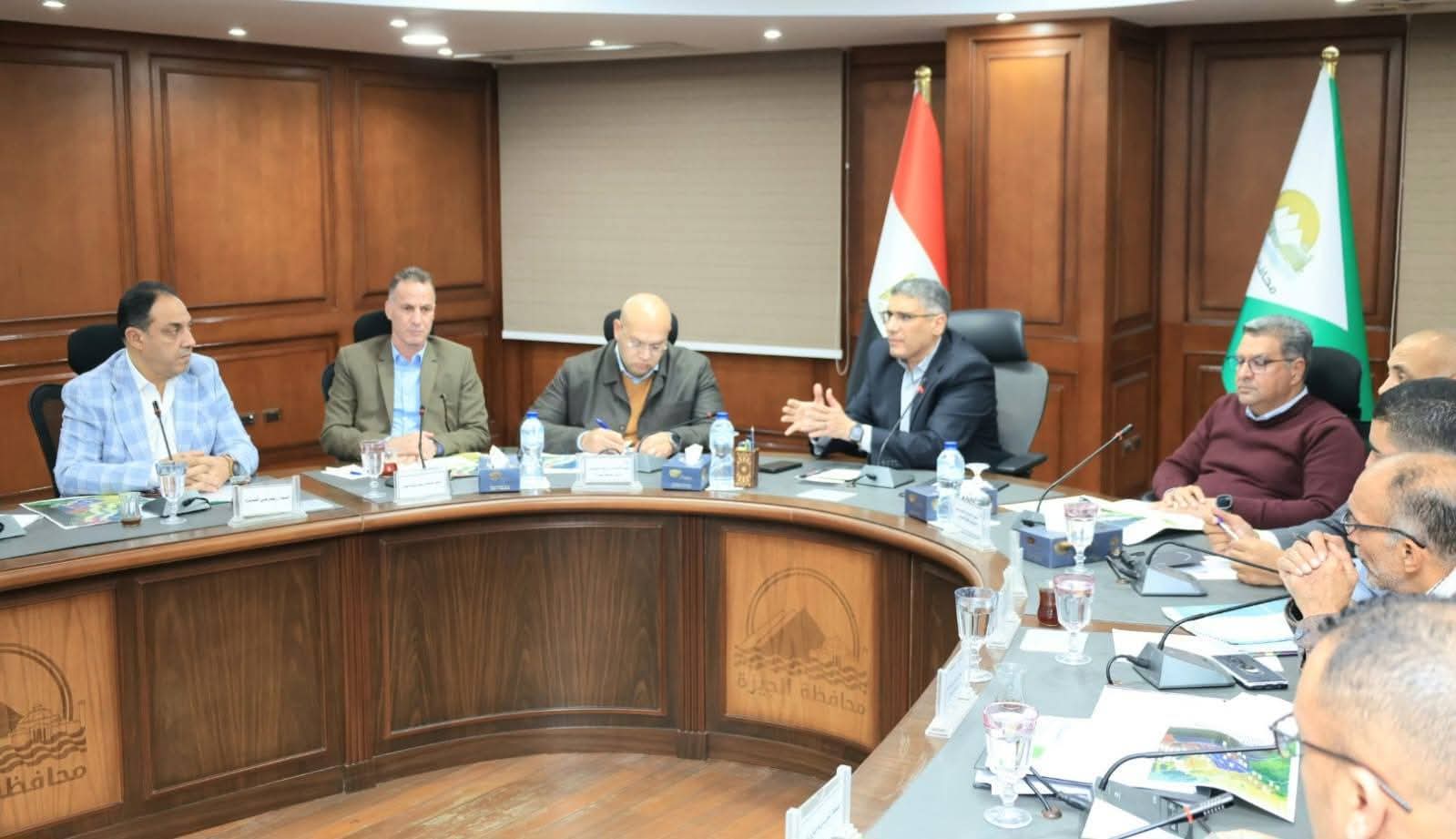 محافظ الجيزة يعقد لقاءً موسعًا مع رؤساء الأحياء رفع كفاءة 74 نفقًا أسفل الطريق