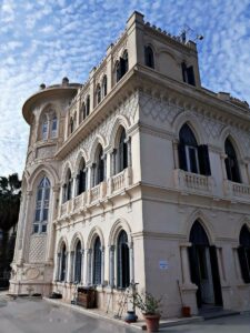 مصر جميله بشوارعها ومبانيها وكل مكان فيها له حكايه مع حكايه مكان