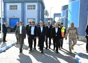 رئيس الوزراء يتفقد محطة مياه الشرب بأرض المشتل بمركز الصف ويضغط على زر تفعيل التشغيل