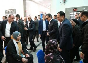 في أثناء تفقده مشروعات المبادرة الرئاسية “حياة كريمة” بقرى الصف.. رئيس الوزراء يجري حوارا مع المواطنين 