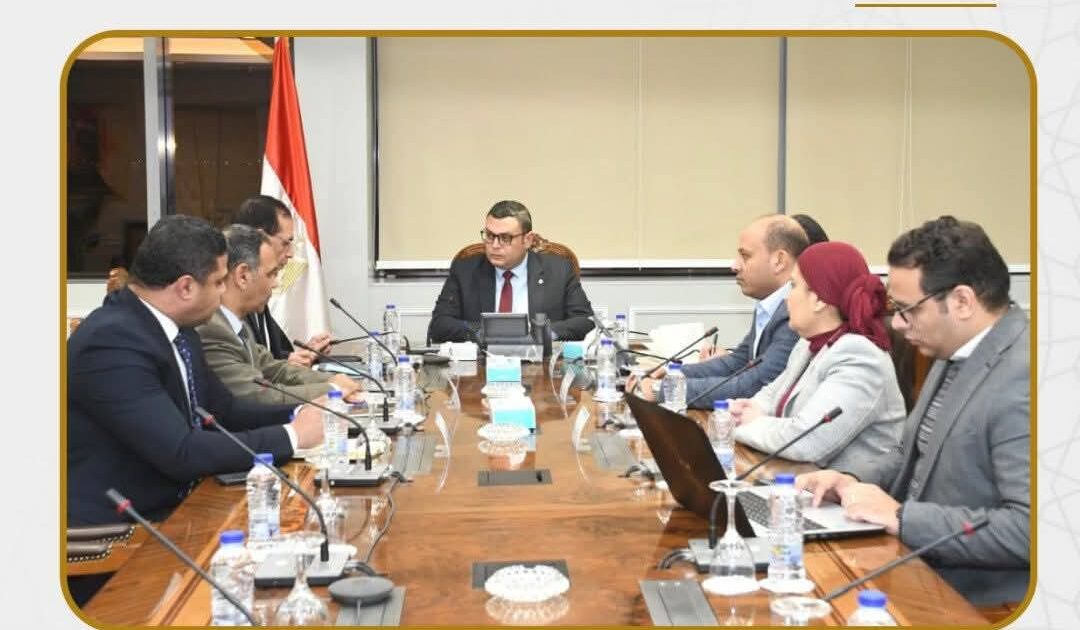 وزير الإسكان يبحث تنظيم إعلانات الطرق وتعظيم عوائدها مع الشركة الوطنية للطرق