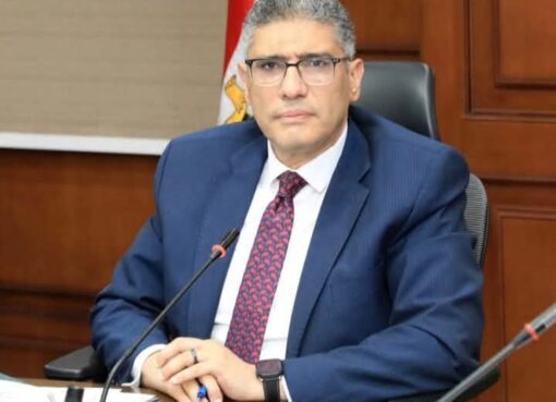 محافظ الجيزة يتابع الاستعدادات النهائية لإطلاق القافلة الطبية المجانية إلى الواحات البحرية بالتعاون مع المجتمع المدني 