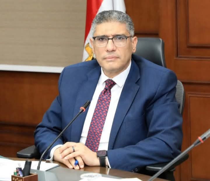 محافظ الجيزة يتابع الاستعدادات النهائية لإطلاق القافلة الطبية المجانية إلى الواحات البحرية بالتعاون مع المجتمع المدني 