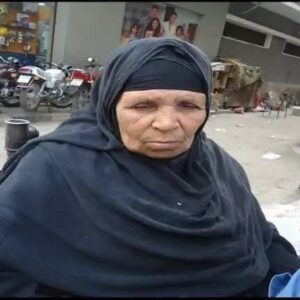 الفيوم تودّع «الحاجة كوكب».. أيقونة الصحافة الشعبية وأقدم بائعة جرائد بالمدينة