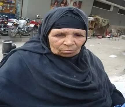 الفيوم تودّع «الحاجة كوكب».. أيقونة الصحافة الشعبية وأقدم بائعة جرائد بالمدينة