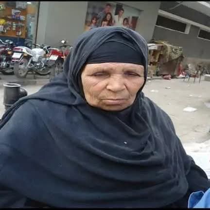 الفيوم تودّع «الحاجة كوكب».. أيقونة الصحافة الشعبية وأقدم بائعة جرائد بالمدينة