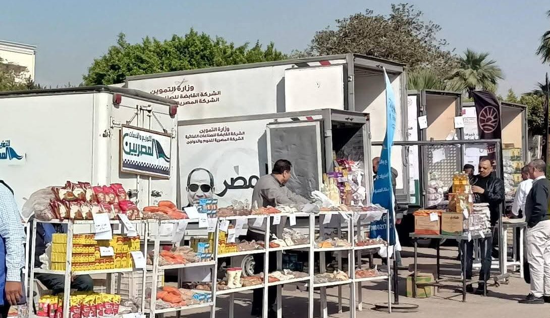 الأحد . سيارات لبيع اللحوم والسلع الغذائية بجامعة العاصمة 