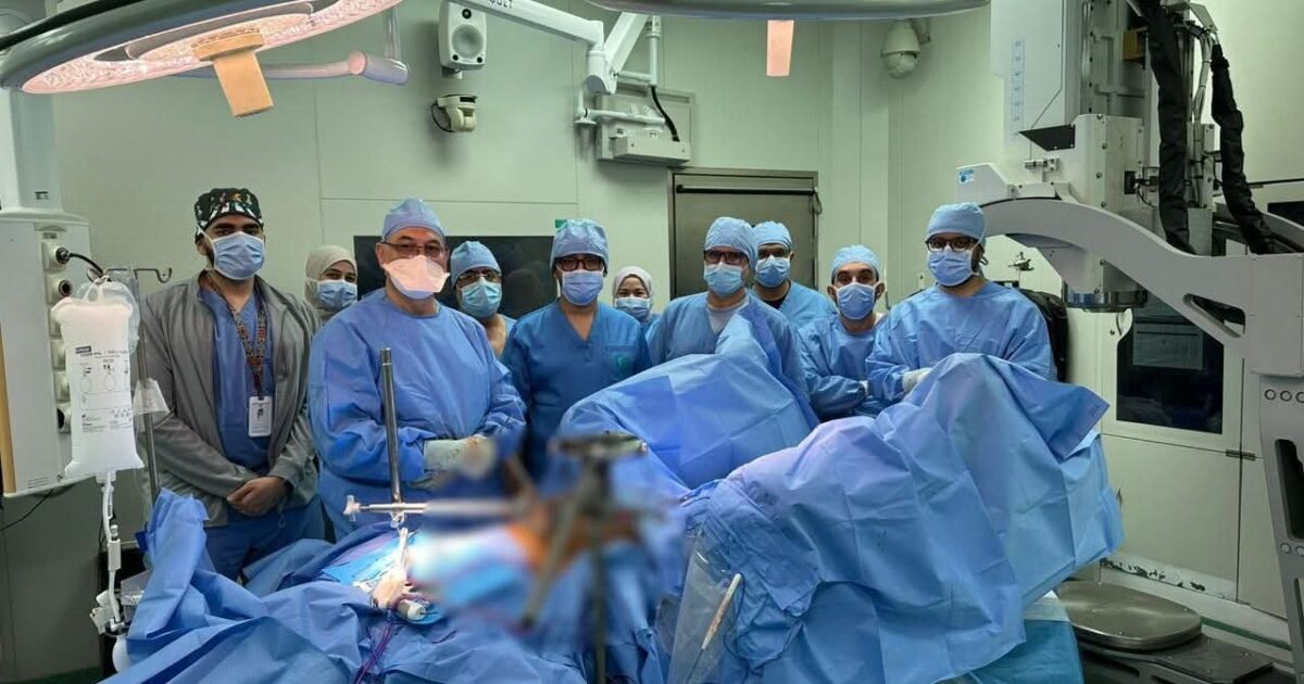 جراحة الـ 13 ساعة تنقذ شابًا ثلاثينيًا من ورم مرتجع بالقولون والمستقيم في “مدينة الملك عبدالله