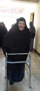 سيدة سبعينية تتحدى المرض وتشارك في جولة الإعادة لانتخابات البرلمان 2025 بالفيوم
