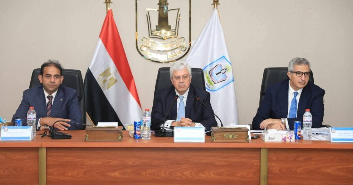 خلال ترأسه لاجتماع المجلس الأعلى للجامعات وزير التعليم العالي يدلى بعدة تصريحات صحفية