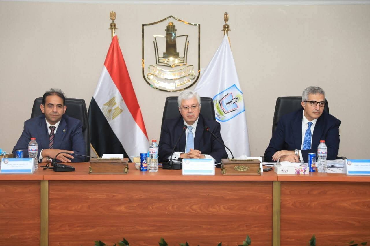 خلال ترأسه لاجتماع المجلس الأعلى للجامعات وزير التعليم العالي يدلى بعدة تصريحات صحفية