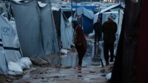 البحر يغرق خيم أهل غزة.. والأمطار تفاقم مأساة النزوح