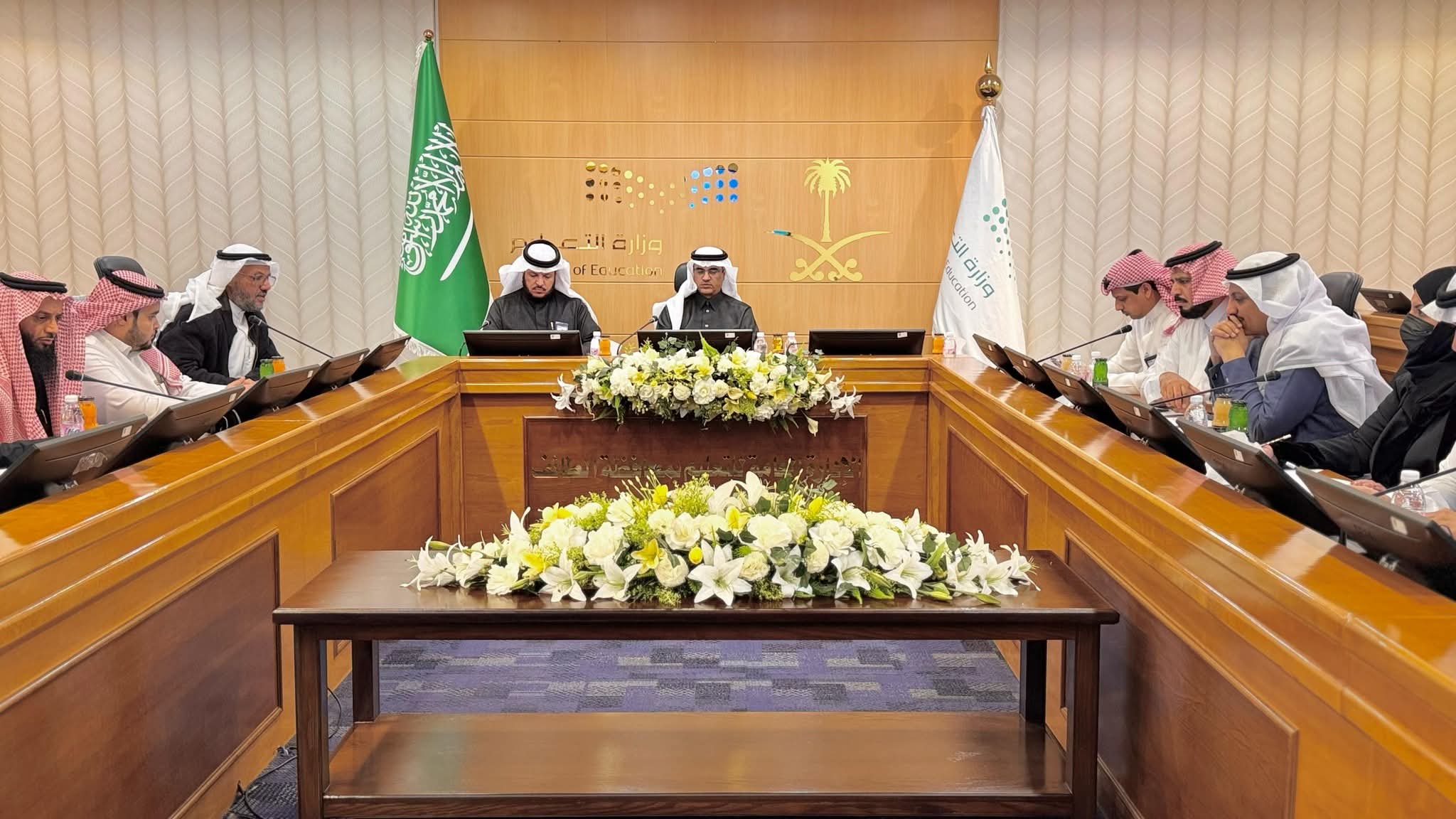 تعليم الطائف" يناقش استعدادات الإدارة للاختبارات