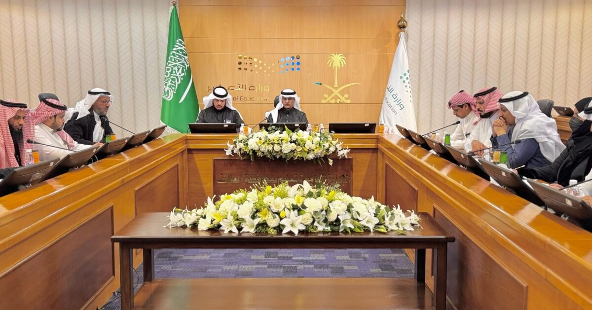 تعليم الطائف  يناقش استعدادات الإدارة للاختبارات