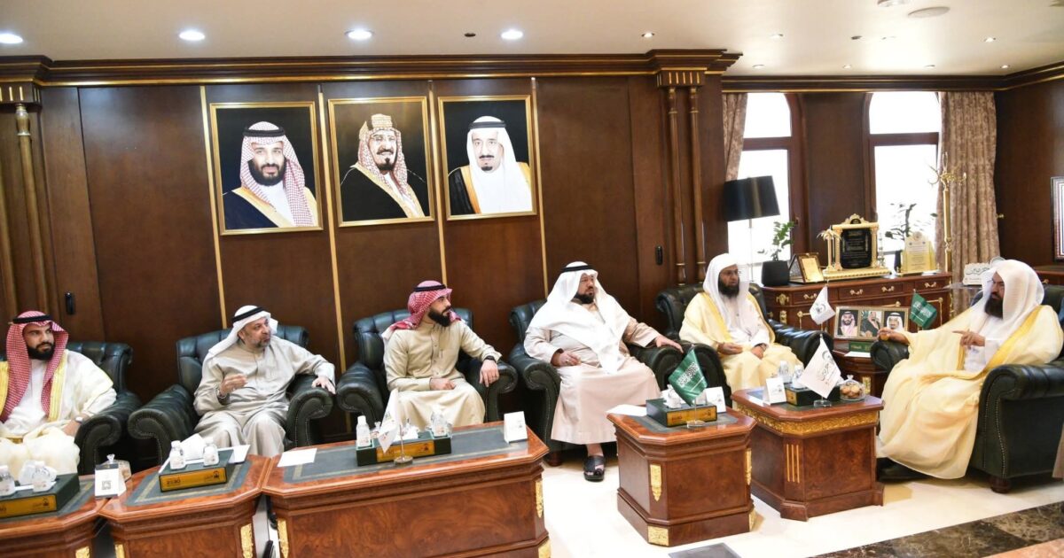 السديس يقدّم العزاء لأبناء وأسرة مؤذن المسجد النبوي الشيخ فيصل النعمان