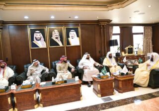 السديس يقدّم العزاء لأبناء وأسرة مؤذن المسجد النبوي الشيخ فيصل النعمان