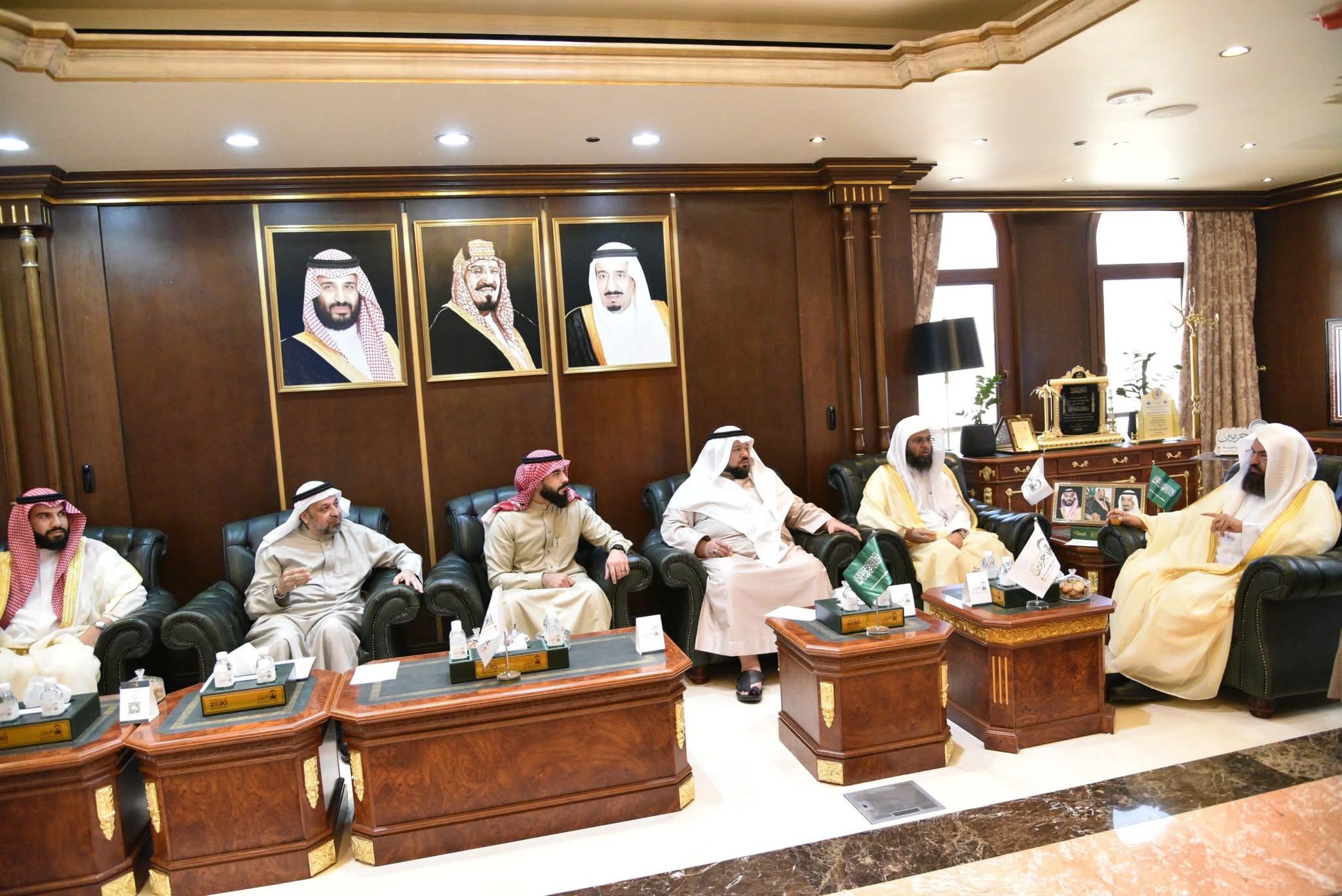 السديس يقدّم العزاء لأبناء وأسرة مؤذن المسجد النبوي الشيخ فيصل النعمان