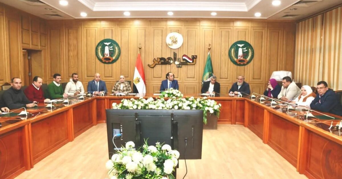 نائب محافظ المنوفية يترأس اجتماعاً لتسليم مشروعات "حياة كريمة" بأشمون والشهداء