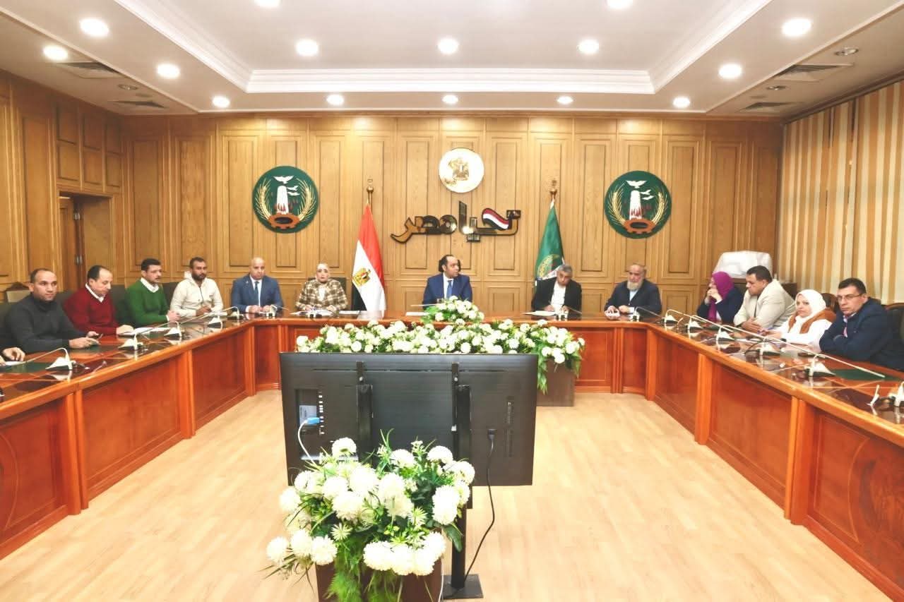 نائب محافظ المنوفية يترأس اجتماعاً لتسليم مشروعات "حياة كريمة" بأشمون والشهداء