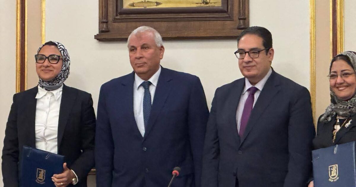 جامعة القاهرة تواصل دعمها التنموي لمحافظة الوادي الجديد عبر مشروع رائد للزراعة الذكية بتقنيات النانوتكنولوجي