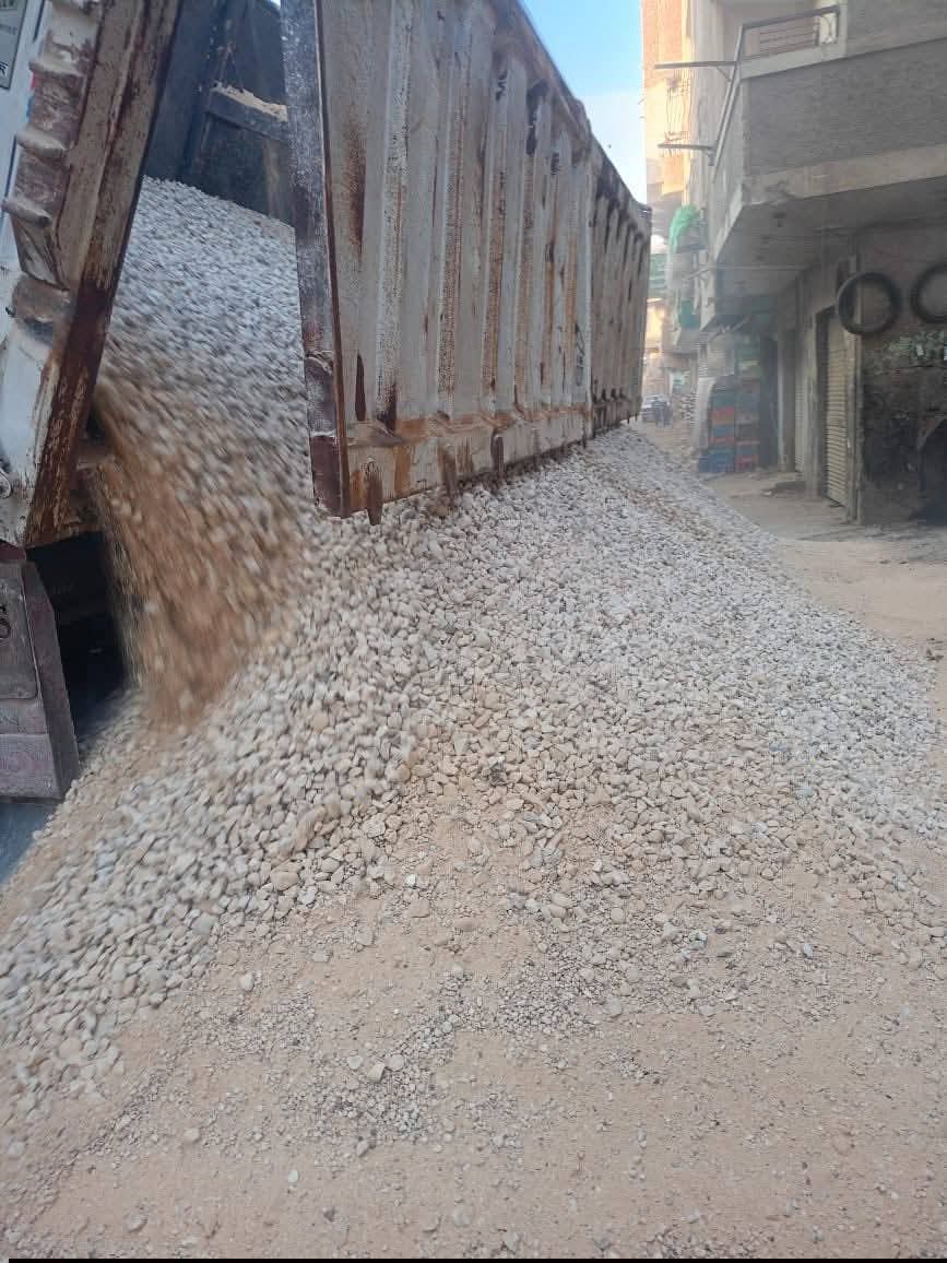 أهالي المنوات يستغيثون بمحافظ الجيزة: رصف الطريق قبل استكمال المرافق يهدد بإهدار المال العام