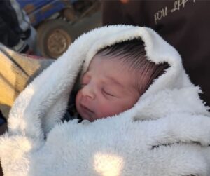 العثور على طفل حديث الولادة ملقى أمام جراج بقريه كوم أشفين بقليوب