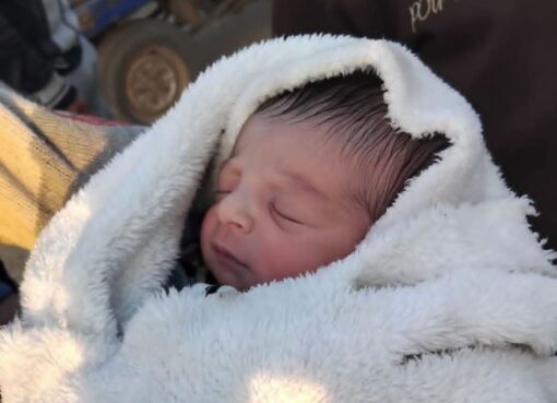 العثور على طفل حديث الولادة ملقى أمام جراج بقريه كوم أشفين بقليوب