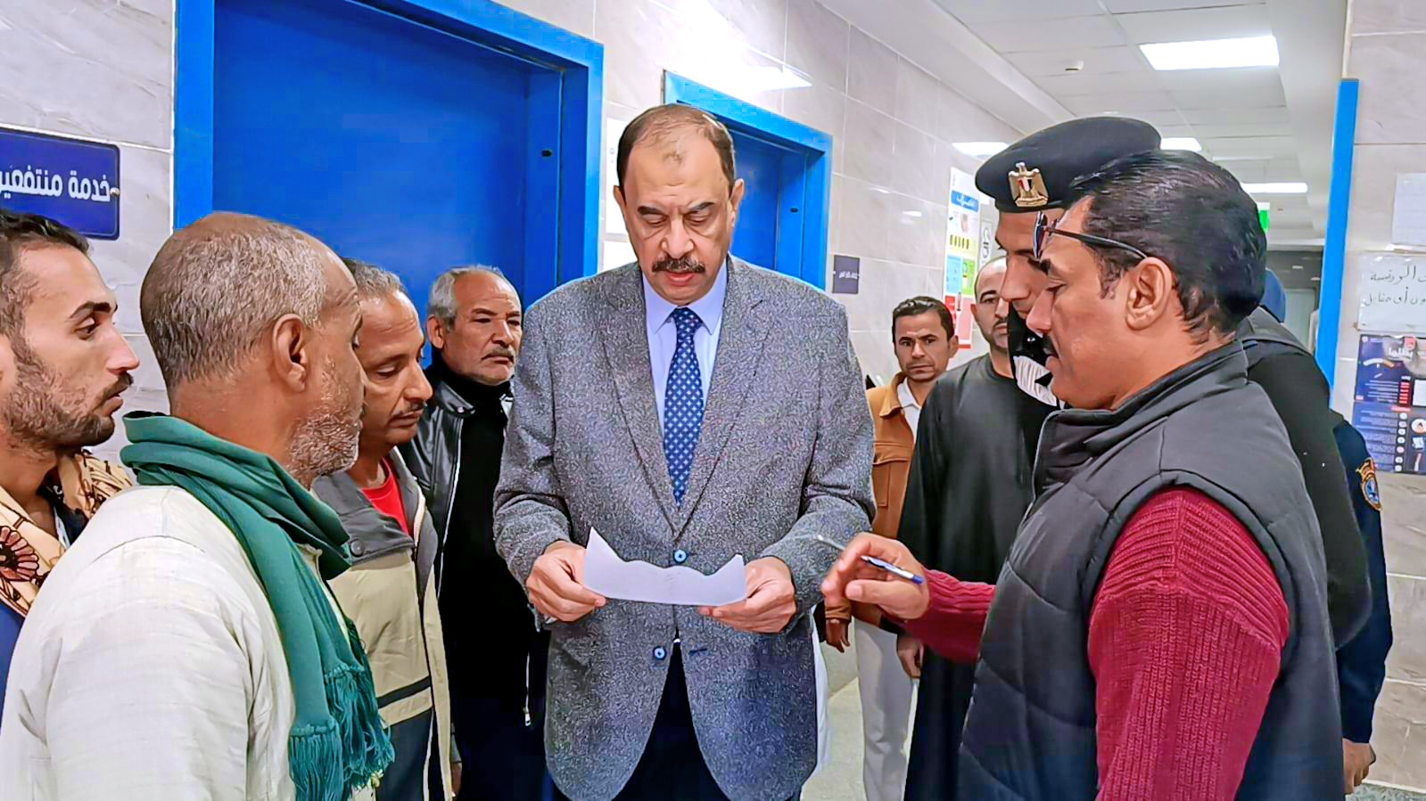 محافظ سوهاج في جولة مفاجئة ببناويط إجراءات فورية لتحسين الخدمات وتطهير ترعة الكراعى