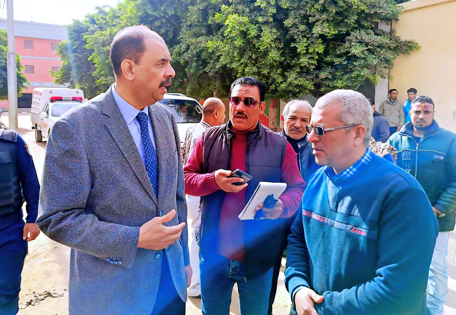 محافظ سوهاج في جولة مفاجئة ببناويط إجراءات فورية لتحسين الخدمات وتطهير ترعة الكراعى