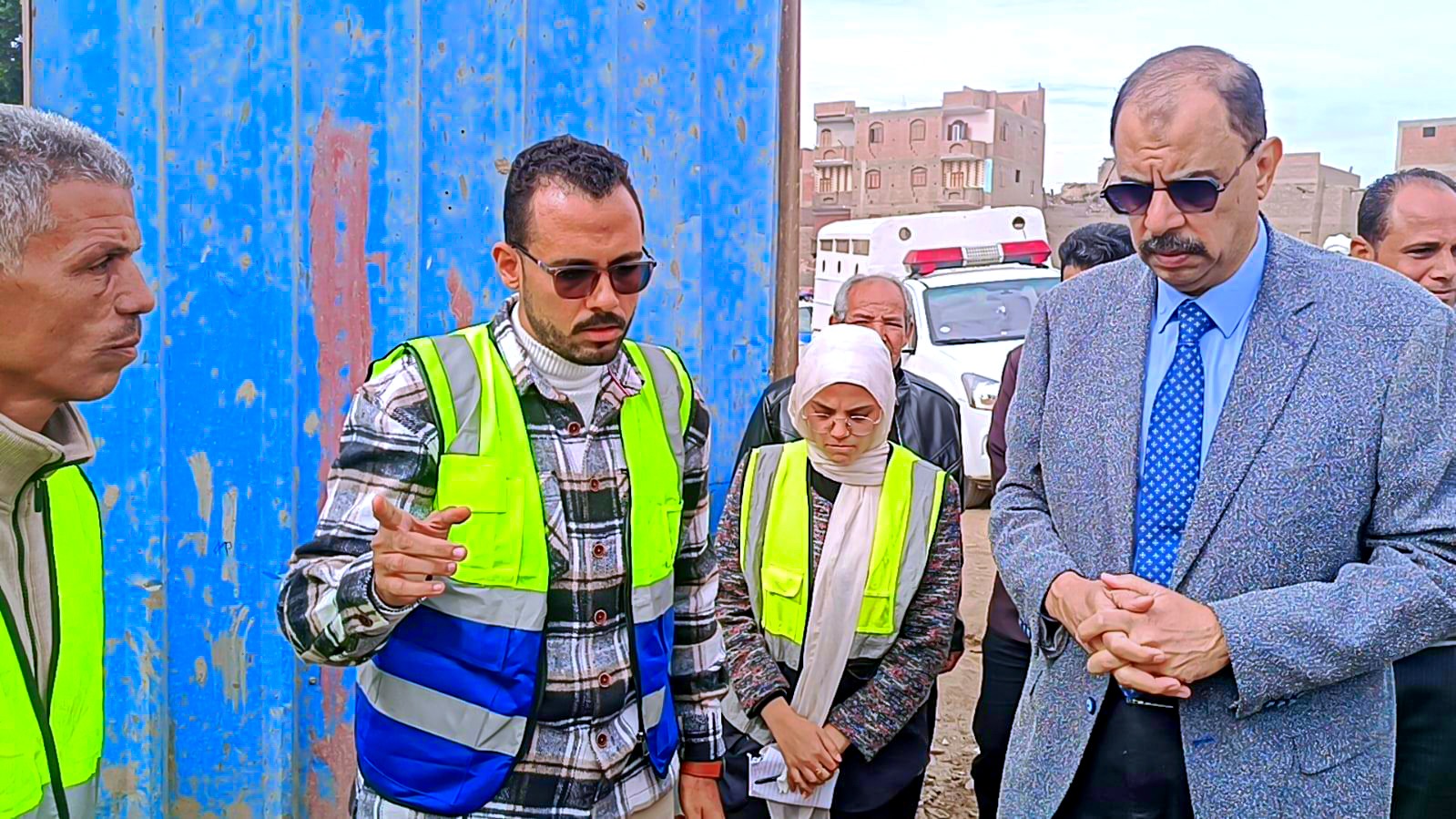 محافظ سوهاج في جولة مفاجئة ببناويط إجراءات فورية لتحسين الخدمات وتطهير ترعة الكراعى