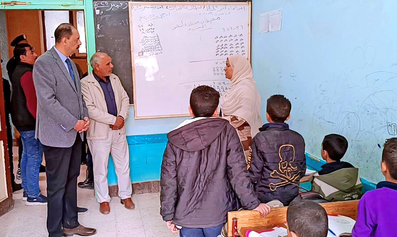 محافظ سوهاج في جولة مفاجئة ببناويط إجراءات فورية لتحسين الخدمات وتطهير ترعة الكراعى