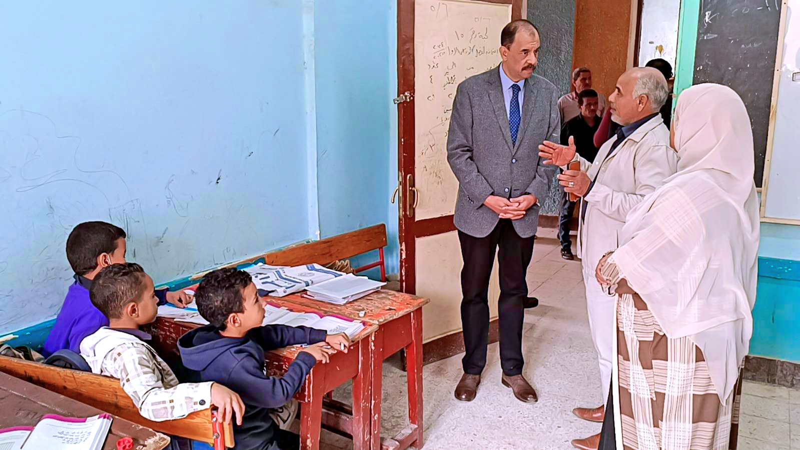 محافظ سوهاج في جولة مفاجئة ببناويط إجراءات فورية لتحسين الخدمات وتطهير ترعة الكراعى