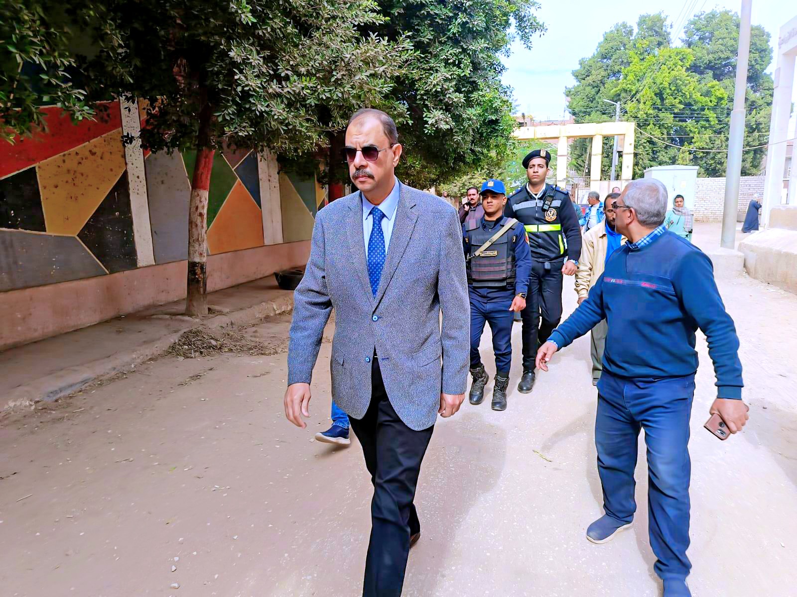 محافظ سوهاج في جولة مفاجئة ببناويط إجراءات فورية لتحسين الخدمات وتطهير ترعة الكراعى