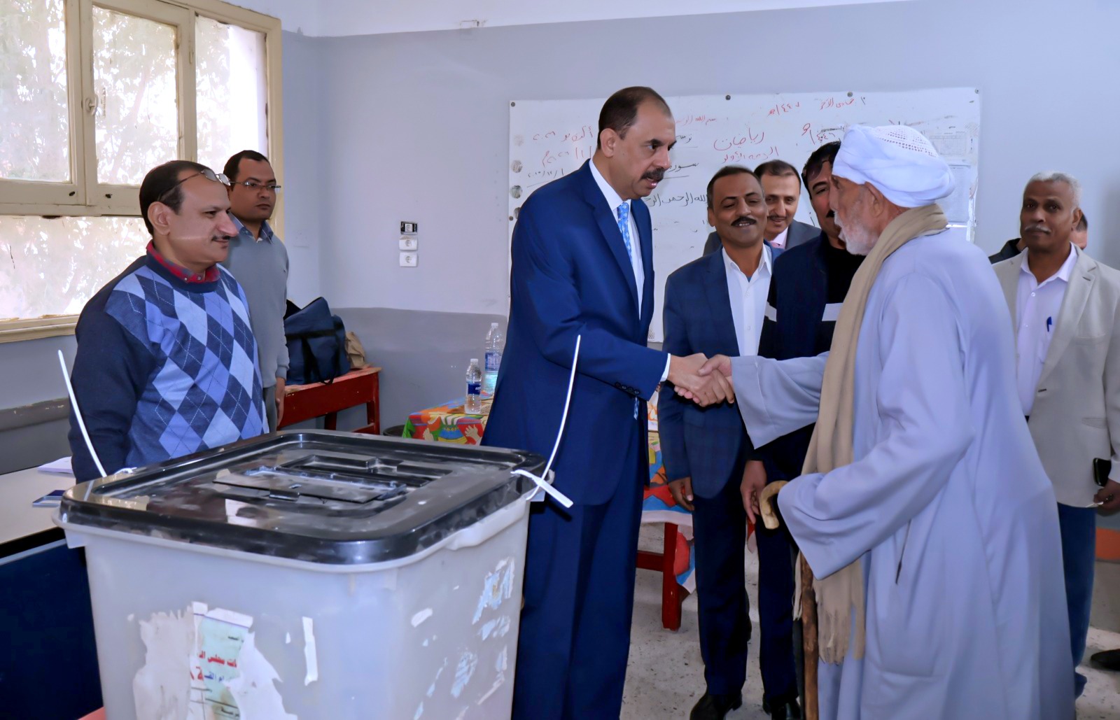 محافظ سوهاج يتفقد لجان انتخابات اليوم الأول لمجلس النواب بدار السلام والمنشاة وسوهاج