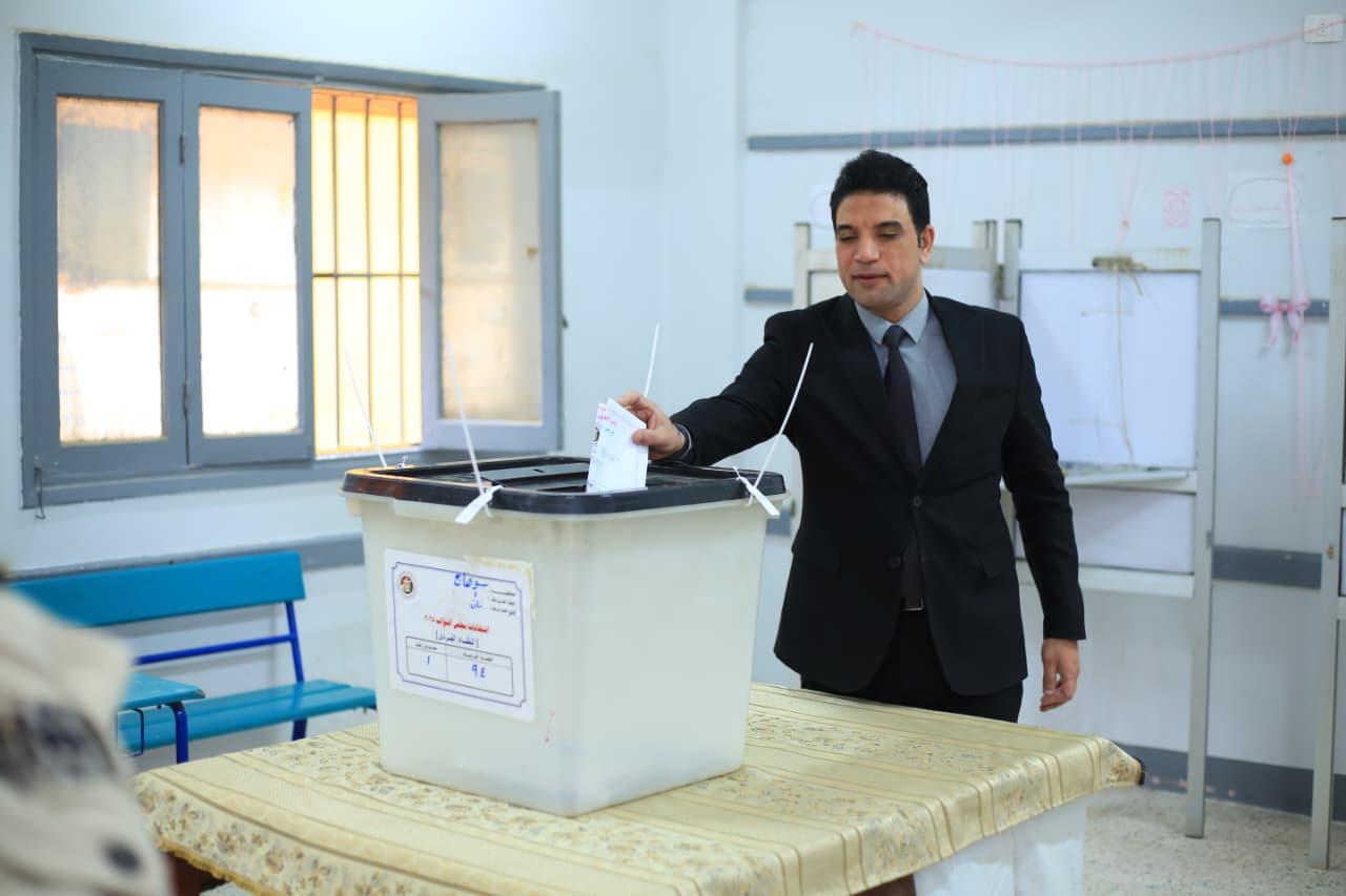 نائب محافظ سوهاج بعد الإدلاء بصوته في انتخابات النواب المشاركة الانتخابية عهدٌ مع الوطن