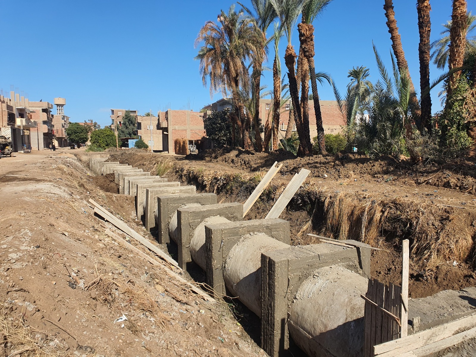 محافظ سوهاج يتابع تنفيذ عدد من المشروعات الخدمية والتنموية بمركز جهينة