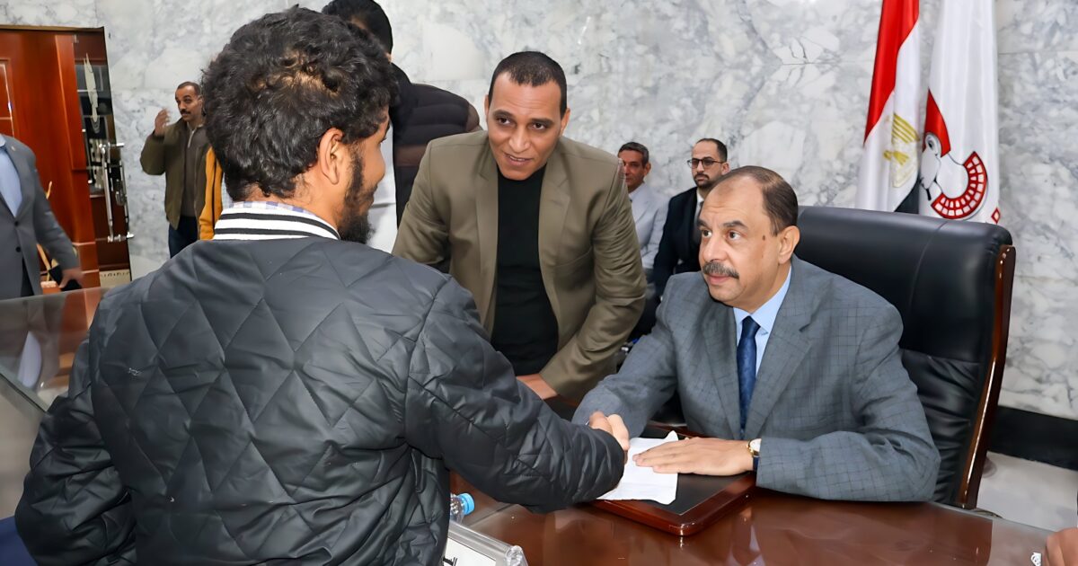 محافظ سوهاج يعقد اللقاء الجماهيري الأسبوعي ويؤكد الالتزام بالاستجابة الفورية لطلبات المواطنين