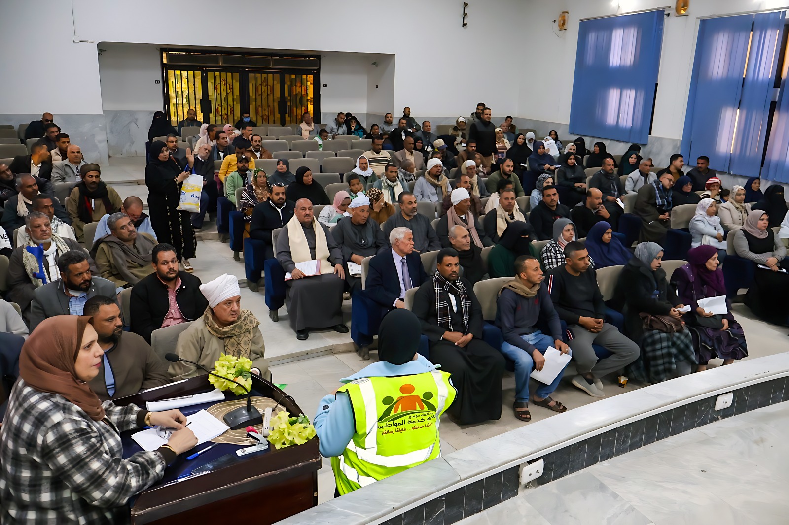 محافظ سوهاج يعقد اللقاء الجماهيري الأسبوعي ويؤكد الالتزام بالاستجابة الفورية لطلبات المواطنين