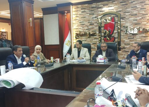 *محافظ سوهاج ينيب السكرتير العام المساعد لحضور الجلسة التحضيرية لبرنامج الاتحاد الأوروبي لدعم التنمية الريفية* كلف اللواء دكتور عبد الفتاح سراج محافظ سوهاج، الدكتور محمد حلمي السكرتير العام المساعد للمحافظة، بحضور الاجتماع التحضيري لبرنامج الاتحاد الأوروبي لدعم التنمية الريفية، والصمود أمام تغير المناخ، والتغذية في صعيد مصر"، والذي ينفذه برنامج الأغذية العالمي (WFP) ومنظمة الأغذية والزراعة للأمم المتحدة (FAO)، بالشراكة مع الحكومة المصرية في مركزي " طما والمراغة " ضمن مراكز المبادرة الرئاسية " حياة كريمة " . جاء ذلك بحضور الدكتور أحمد دياب مدير مشروع الاتحاد الأوروبي " حياة كريمة "، والاستاذة هدى هشام عضو الوحدة المركزية وزارة التنمية المحلية، وشريف أبو سحلي منسق البرنامج بالمحافظة، ولفيف من القيادات التنفيذية، وأساتذة الجامعة، وعدد من الجمعيات ومؤسسات المجتمع المدني المشاركة . ونقل السكرتير المساعد تحيات السيد المحافظ للحضور جميعا، مؤكدا أن المحافظة لا تدخر جهدًا في تقديم كافة أوجه الدعم والتسهيلات اللازمة لإنجاح المشروع، من خلال استمرار التنسيق مع الجهات التنفيذية المعنية، وتعزيز التعاون مع الشركاء الدوليين ومنظمات الأمم المتحدة، بما يضمن سرعة التنفيذ وتحقيق الأهداف المرجوة، وانعكاس ذلك بصورة مباشرة على تحسين مستوى معيشة المواطنين، وتعزيز الأمن الغذائي، وتحسين أنماط التغذية بالمجتمعات الريفية. وتناول الاجتماع آليات تنفيذ البرنامج والخطط المنفذة، والتي بدأت بعقد جلسات ولقاءات مجتمعية موسعة بمشاركة المواطنين، وممثلي القرى، والجمعيات الأهلية والزراعية، والقيادات الطبيعية، والمرأة، والشباب، والمزارعين، والمستمرة خلال الفترة من 23 إلى 25 ديسمبر الجاري فضلاً عن زيارات ميدانية إلى مركزي طما والمراغة لرصد الوضع الراهن بهدف الوقوف على الوضع الحالي وتحديد الأولويات المحلية، وتعزيز مشاركة المجتمع في التخطيط والتنفيذ والتشغيل. كما تم عمل جلسات الدراسة التحضيرية في تقييم الأوضاع الراهنة بالمناطق المستهدفة بقرية الحسامدة بطما، والغريزات بالمراغة، ورصد الاحتياجات الحقيقية للمواطنين، ووضع مؤشرات دقيقة لقياس أثر التدخلات التنموية، بما يضمن تحقيق أقصى استفادة ممكنة من مكونات المشروع خلال مختلف مراحل التنفيذ في جميع قرى مركزي طما والمراغة .