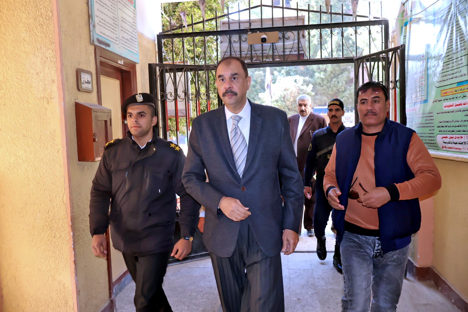 محافظ سوهاج يتفقد عدداً من لجان انتخابات الإعادة لمجلس النواب بحي غرب وشرق ومركز سوهاج