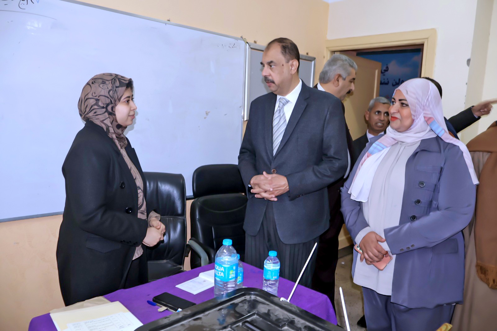 محافظ سوهاج يتفقد عدداً من لجان انتخابات الإعادة لمجلس النواب بحي غرب وشرق ومركز سوهاج