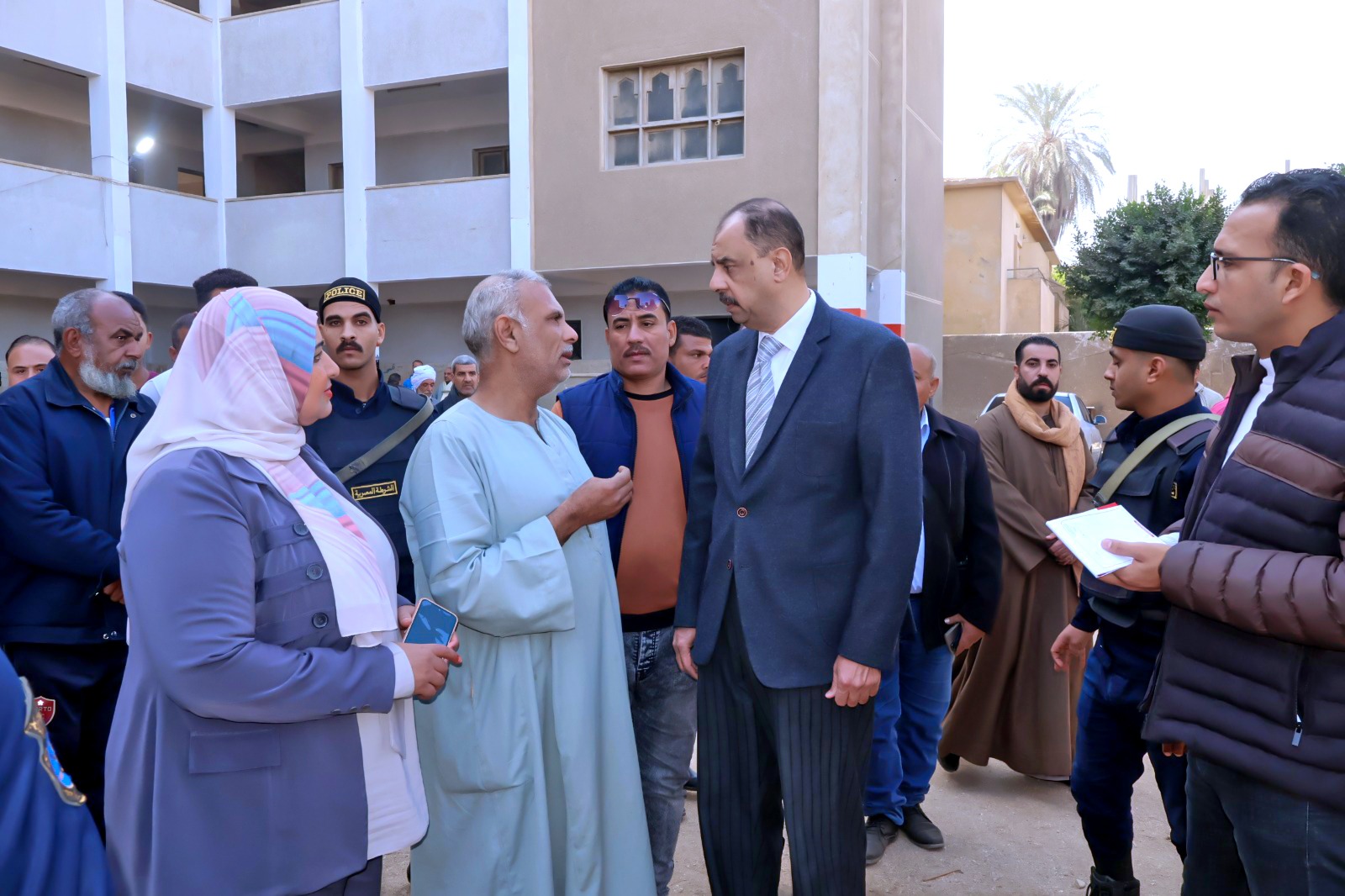 محافظ سوهاج يتفقد عدداً من لجان انتخابات الإعادة لمجلس النواب بحي غرب وشرق ومركز سوهاج