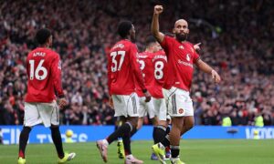 مدينة مانشيستر تتلون بالأحمر