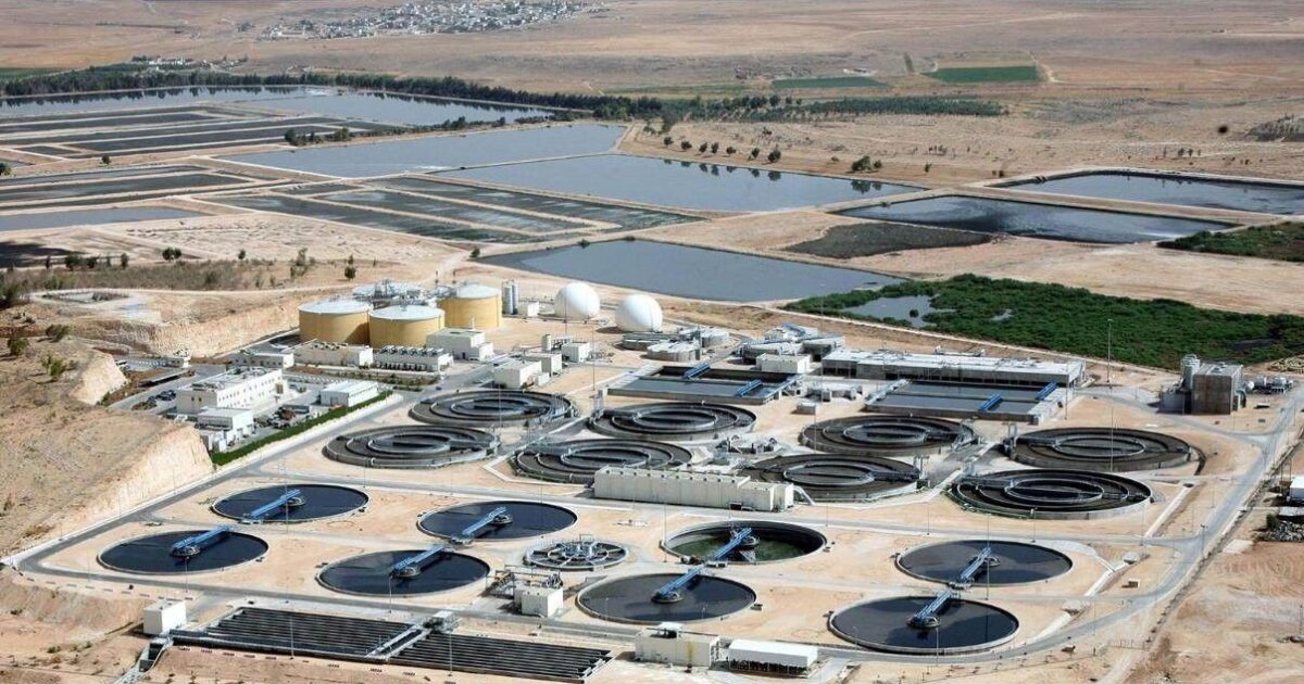 بيئة مكة تُوضح تحديث معايير مياه الصرف الصحي المعالجة وتحذّر من غرامات تصل إلى 600 ألف ريال د. منصور نظام الدين :مكة المكرمة:- المستشار الإعلامي لجريدة موطني الدولية أوضحت وزارة البيئة والمياه والزراعة عن صدور قرار معالي الوزير بالموافقة على تحديث معايير ومواصفات مياه الصرف الصحي المعالجة، استنادًا إلى نظام المياه ولوائحه التنفيذية، وبما يضمن سلامة الاستخدام ورفع جودة المياه المعالجة. وأكد مدير عام فرع الوزارة بمنطقة مكة المكرمة المهندس وليد بن إبراهيم ال دغيس: ضرورة التزام جميع الجهات والمنشآت بالضوابط والاشتراطات المحدثة، محذرًا من أن استخدام مياه الصرف الصحي غير المعالجة يُعد مخالفة جسيمة تستوجب غرامات قد تصل إلى 600 ألف ريال، حفاظًا على الصحة العامة والبيئة. وأوضح أن التحديث يهدف إلى تعزيز الاستفادة الآمنة من المياه المعالجة، ودعم الأمن المائي والاستدامة البيئية، بما يتماشى مع مستهدفات رؤية المملكة 2030، داعيًا المعنيين إلى الاطلاع على المعايير عبر منصة «استطلاع» والالتزام بها، مع استمرار أعمال الرقابة والتفتيش