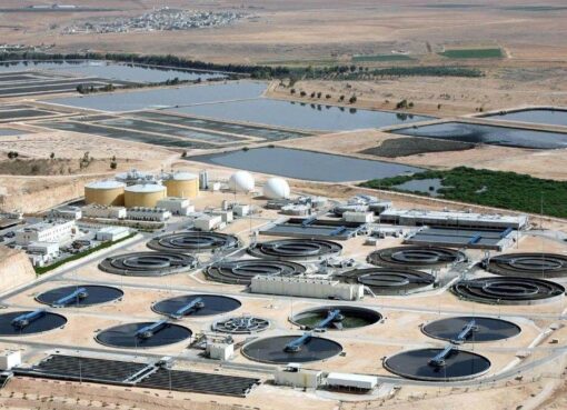 بيئة مكة تُوضح تحديث معايير مياه الصرف الصحي المعالجة وتحذّر من غرامات تصل إلى 600 ألف ريال د. منصور نظام الدين :مكة المكرمة:- المستشار الإعلامي لجريدة موطني الدولية أوضحت وزارة البيئة والمياه والزراعة عن صدور قرار معالي الوزير بالموافقة على تحديث معايير ومواصفات مياه الصرف الصحي المعالجة، استنادًا إلى نظام المياه ولوائحه التنفيذية، وبما يضمن سلامة الاستخدام ورفع جودة المياه المعالجة. وأكد مدير عام فرع الوزارة بمنطقة مكة المكرمة المهندس وليد بن إبراهيم ال دغيس: ضرورة التزام جميع الجهات والمنشآت بالضوابط والاشتراطات المحدثة، محذرًا من أن استخدام مياه الصرف الصحي غير المعالجة يُعد مخالفة جسيمة تستوجب غرامات قد تصل إلى 600 ألف ريال، حفاظًا على الصحة العامة والبيئة. وأوضح أن التحديث يهدف إلى تعزيز الاستفادة الآمنة من المياه المعالجة، ودعم الأمن المائي والاستدامة البيئية، بما يتماشى مع مستهدفات رؤية المملكة 2030، داعيًا المعنيين إلى الاطلاع على المعايير عبر منصة «استطلاع» والالتزام بها، مع استمرار أعمال الرقابة والتفتيش