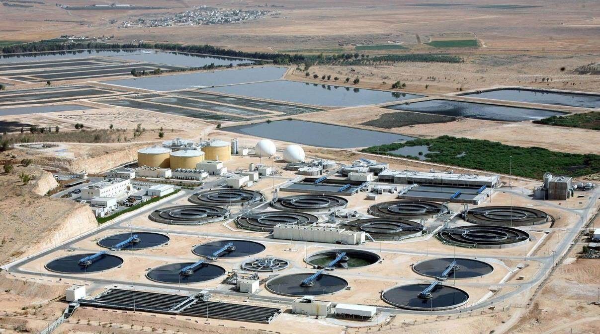 بيئة مكة تُوضح تحديث معايير مياه الصرف الصحي المعالجة وتحذّر من غرامات تصل إلى 600 ألف ريال د. منصور نظام الدين :مكة المكرمة:- المستشار الإعلامي لجريدة موطني الدولية أوضحت وزارة البيئة والمياه والزراعة عن صدور قرار معالي الوزير بالموافقة على تحديث معايير ومواصفات مياه الصرف الصحي المعالجة، استنادًا إلى نظام المياه ولوائحه التنفيذية، وبما يضمن سلامة الاستخدام ورفع جودة المياه المعالجة. وأكد مدير عام فرع الوزارة بمنطقة مكة المكرمة المهندس وليد بن إبراهيم ال دغيس: ضرورة التزام جميع الجهات والمنشآت بالضوابط والاشتراطات المحدثة، محذرًا من أن استخدام مياه الصرف الصحي غير المعالجة يُعد مخالفة جسيمة تستوجب غرامات قد تصل إلى 600 ألف ريال، حفاظًا على الصحة العامة والبيئة. وأوضح أن التحديث يهدف إلى تعزيز الاستفادة الآمنة من المياه المعالجة، ودعم الأمن المائي والاستدامة البيئية، بما يتماشى مع مستهدفات رؤية المملكة 2030، داعيًا المعنيين إلى الاطلاع على المعايير عبر منصة «استطلاع» والالتزام بها، مع استمرار أعمال الرقابة والتفتيش