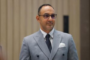 الذهب يعانق 5000